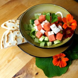 Ein sommerlicher Salat mit Gurken, Eisbergsalat, Melonen- und Fetastückchen. Einfach erfrischend